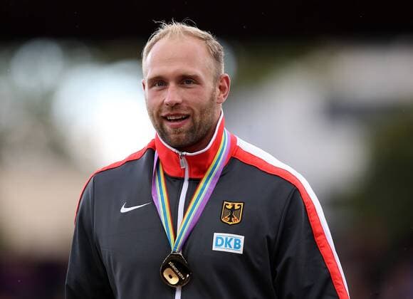 Zürich Leichtathletik Europameisterschaft 2014, Diskuswurf Siegerehrung, Robert Harting (GER) mit seiner Goldmedaille