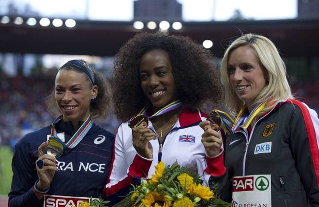 Cindy BILLAUD (FRA), Tiffany PORTER (GBR), Cindy ROLEDER (GER) mit den Medaillen am Siegespodest. 3.Wettkampftag: Siegerehrung 100m Hürden der Frauen am 14.08.2014 Leichtathletik Europameisterschaften 2014 im Letzigrund Stadion in Zürich, Schweiz. --European Athletics Championships 2014, Zürich, Swiss--