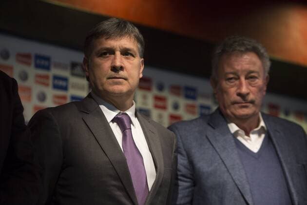 EZEIZA, Aug. 14, 2014 -- Gerardo Martino (L) reacts during a press conference for his official presentation as the new head coach of the Argentina s national soccer team in the campus of the Argentine Soccer Association (AFA, for its acronym in Spanish), in Ezeiza city, 32km from Buenos Aires, capital of Argentina, on Aug. 14, 2014. Martin Zabala) (ah) (fnc) (SP)ARGENTINA-EZEIZA-SOCCER-MARTINO e MARTINxZABALA 