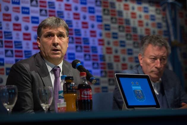 (140814) -- EZEIZA, Aug. 14, 2014 -- Gerardo Martino (L) attends a press conference for his official presentation as the new head coach of the Argentina s national soccer team in the campus of the Argentine Soccer Association (AFA, for its acronym in Spanish), in Ezeiza city, 32km from Buenos Aires, capital of Argentina, on Aug. 14, 2014. Martin Zabala) (ah) (fnc) (SP)ARGENTINA-EZEIZA-SOCCER-MARTINO e MARTINxZABALA 