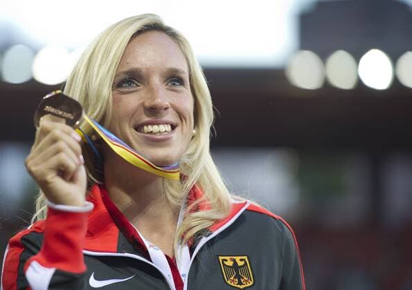Cindy ROLEDER (GER) am Siegespodest. 3.Wettkampftag: Siegerehrung 100m Hürden der Frauen am 14.08.2014 Leichtathletik Europameisterschaften 2014 im Letzigrund Stadion in Zürich, Schweiz. --European Athletics Championships 2014, Zürich, Swiss--