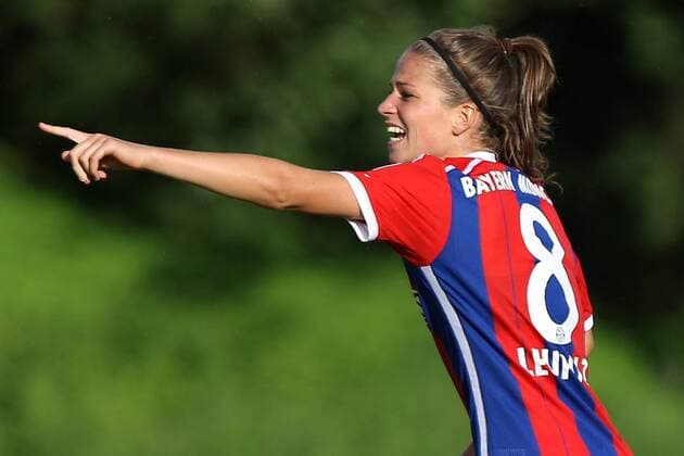 Fussball, Frauen, Testspiel, FC Bayern München - Paris Saint-Germain, Melanie Leupolz (FC Bayern München Damen) gibt Anweisungen, gestikuliert, mit den Armen gestikulieren, gives instructions, gesticulate xfsx