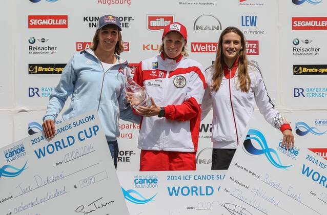 die Siegerinnen im Gesamtweltcup 2014, Kajak Einer, K1, Frauen, (v.li.) Jana Dukatova (SVK), 2. Platz; Corinna Kuhnle (AUT), 1. Platz; Ricarda Funk (GER), 3. Platz, ICF Kanuslalom Weltcup Finale 2014, Augsburg, 17.08.2014,