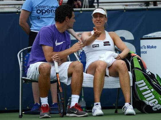 L-R, Trainer Daniel Puttkammer berät Mona Barthel (GER) während einem Seitenwechsel. Connecticut Open 2014, New Haven, United States.
