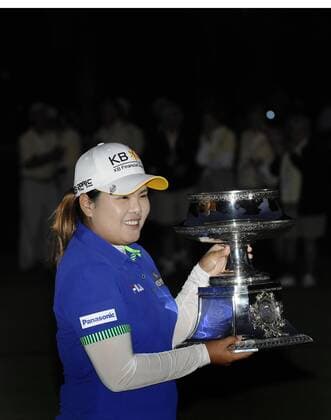Aug. 17, 2014 - Pittsford, NY, U.S. - August 17, 2014: Inbee Park shows off her new trophy as winner of the Wegmans LPGA Golf Damen Championship at the Monroe Golf Club in Pittsford, NY. LPGA Golf Damen 2014: Wegmans LPGA Golf Damen Championship AUG 17 - ZUMAsw6