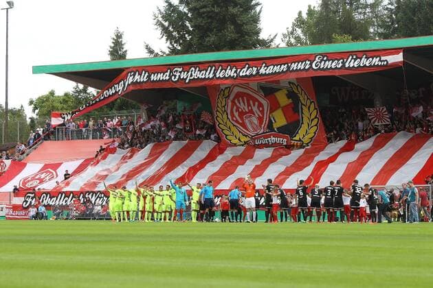 Fußball, Stadiongeschichte Würzburger Kickers Fussball, DFB Pokal, FC Würzburger Kickers, v.li.: Würzburger Fans zeigen Choreografie, Choreografie, Choreos, choreography xfsx