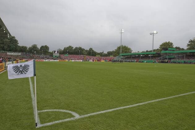 Fußball, Stadiongeschichte Preußen Münster Preussen Muenster --- Fussball --- DFB-Pokal --- 17.08.2014 Muenster, die Eckfahne mit Vereinswappen im ausverkauften Preußen-Stadion Muenster, Preussen Stadion, Feature, Hinterleger, Hintergrund, Logo, Flutlicht, Stadionansicht, Innenansicht, Übersicht, Uebersicht, Überblick, Ueberblick