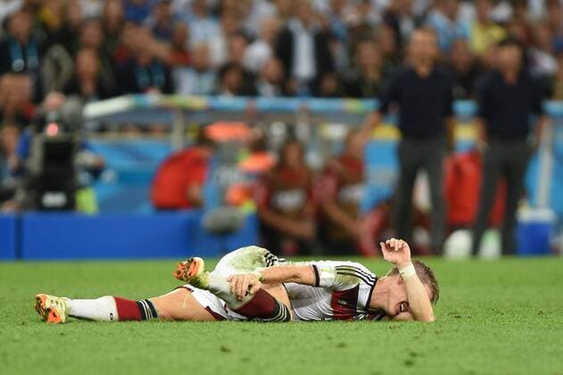 Bastian SCHWEINSTEIGER (GER) liegt nach Foulspiel am Boden,hält sich seinen rechten Unterschenkel,schmerzen,Schmerz,verletzt,Verletzung,Aktion,Einzelaktion,Einzelbild,Freisteller,Ganzkörperaufnahme,ganze Figur. Deutschland (GER))-Argentinien (ARG) 1-0 n.V Finale,Final,Spiel 64, am 13.07.2014 in Rio de Janeiro. Fussball Weltmeisterschaft 2014 in Brasilien vom 12.06. - 13.07.2014.