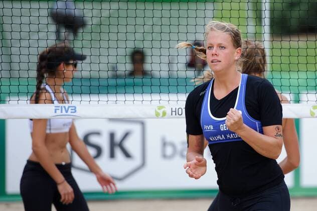 20.08.2014 - Stare Jablonki , siatkowka plazowa , beach volleyball , World Tour , FIVB Stare Jablonki Grand Slam 2014 , Niemcy (niebieski) -Kanada (bialy) , Germany (blue) - Canada (white) N Z Britta Buthe  140820BAR081