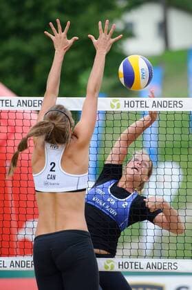 20.08.2014 - Stare Jablonki , siatkowka plazowa , beach volleyball , World Tour , FIVB Stare Jablonki Grand Slam 2014 , Niemcy (niebieski) -Kanada (bialy) , Germany (blue) - Canada (white) N Z Taylor Pischke , Britta Buthe  140820BAR084