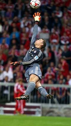 München Fußball FC Bayern München vs. VfL Wolfsburg, Torwart Manuel Neuer (Bayern)