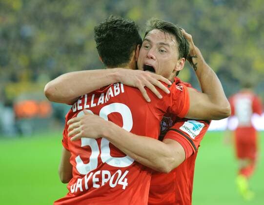 Borussia Dortmund - Bayer 04 Leverkusen 23.08.2014. Sebastian Boenisch umarmt Karim Bellarabi (LEV). HM