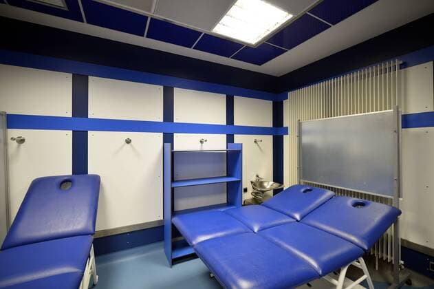 Physiostation der Gästemannschaft, Gästekabine, Stadion Estadio Santiago Bernabeu des Vereins Real Madrid, Chamartin, Madrid, Spanien