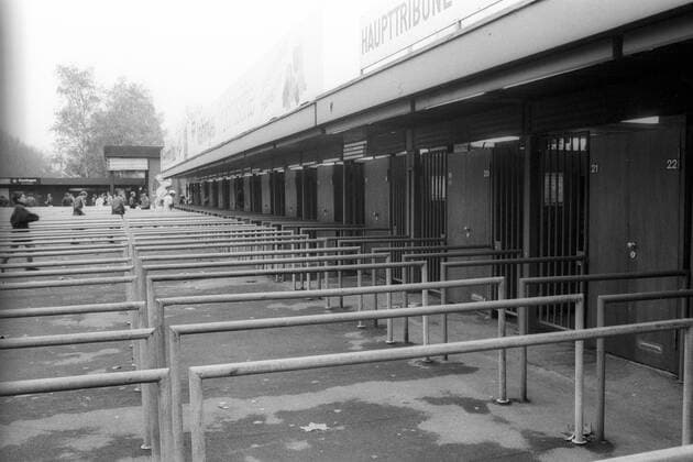 Fußball, Stadiongeschichte VfB Stuttgart Nur wenige Fans kommen zum Spiel Stuttgarter Kickers gegen Bayer 05 Uerdingen ins Neckarstadion