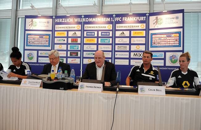 26.08.2014, xnrx, Fussball 1.Bundesliga Damen, 1.FFC Frankfurt Pressekonferenz, v.l. Celia Sasic (1.FFC Frankfurt), Klaus-Peter Müller (Aufrichtsratvorsitzender Commerzbank AG), Manager Siegfried Dietrich (1.FFC Frankfurt), Trainer Colin Bell (1.FFC Frankfurt), Simone Laudehr (1.FFC Frankfurt)