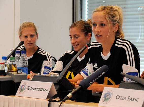 26.08.2014, xnrx, Fussball 1.Bundesliga Damen, 1.FFC Frankfurt Pressekonferenz, v.l. Saskia Matheis (1.FFC Frankfurt), Bianca Schmidt (1.FFC Frankfurt), Kathrin Hendrich (1.FFC Frankfurt)