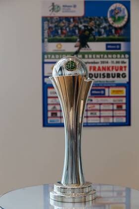 Fussball, Allianz Frauen-Bundesliga, Pressekonferenz 1. FFC Frankfurt, DFB-Pokal der Frauen, Pokal, Trophäe, Symbolfoto, xozx