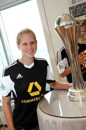 25.08.2014 Frankfurt , Commerzbanktower 1. Frauenbundesliga, Saison 2014 2015 1. FFC Frankfurt , Pressekonferenz Einzelbild Saskia Matheis (1.FFC Frankfurt), aus Dreieich mit dem Pokal