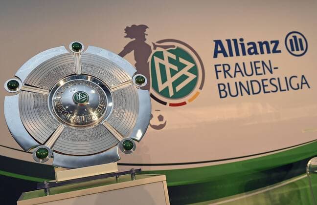 26.08.2014, xjhx, Fussball Allianz Frauenbundesliga Saisoneröffnungspressekonferenz 2014 2014, v.l. Meisterschale