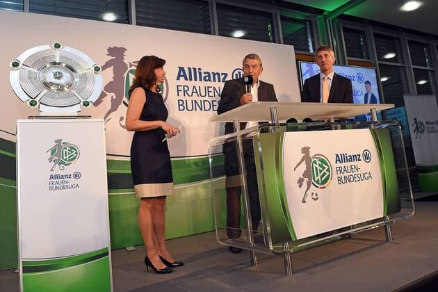 26.08.2014, xjhx, Fussball Allianz Frauenbundesliga Saisoneröffnungspressekonferenz 2014 2014, v.l. DFB-Abteilungsleiterin Heike Ullrich, DFB Praesident Wolfgang Niersbach (Deutsche Fussball Bund), Bernd Heinemann (Allianz Marktmanagment)