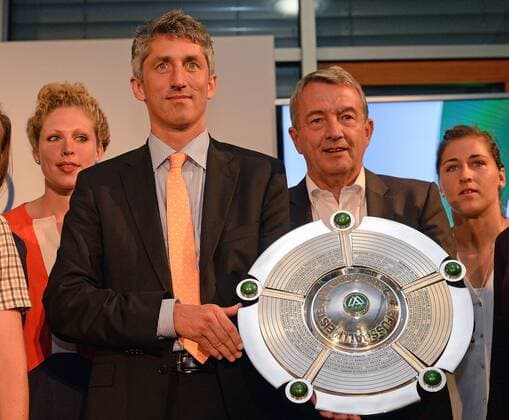26.08.2014, xjhx, Fussball Allianz Frauenbundesliga Saisoneröffnungspressekonferenz 2014 2014, v.l. Bernd Heinemann (Allianz Marktmanagment), DFB Praesident Wolfgang Niersbach (Deutsche Fussball Bund) mit Meisterschale