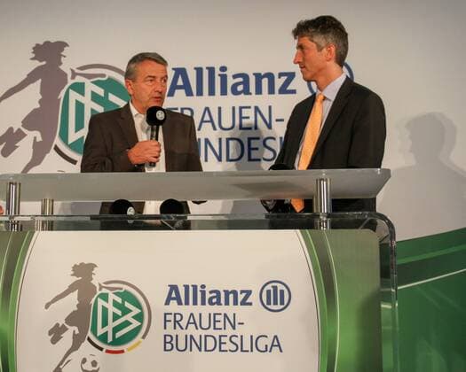 Fussball, Saisoneröffnung Allianz Frauen-Bundesliga, v.li.: Wolfgang Niersbach (DFB-Präsident), Bernd Heinemann (Allianz, Vorstand), Interview, Gespräch, Logo, Schriftzug, Symbolfoto, Kooperation, xozx