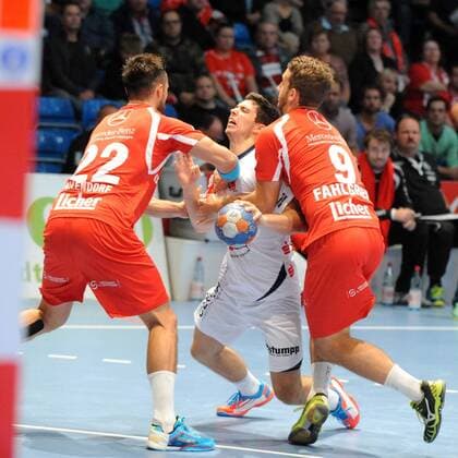 Jannik Hausmann (HBW Balingen-Weilstetten) (am Ball); Michael Allendorf (MT Melsungen) (L) und Patrik Fahlgren (MT Melsungen) (R) Handball --- 1. Bundesliga --- MT Melsungen vs HBW Balingen-Weilstetten --- 26.08.2014, EP_rsl