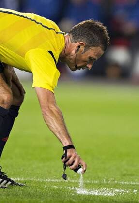 Leverkusen, 27.08.2014, BayArena Schiedsrichter Mark Clattenburg benutzt Freistoßspray Bayer Leverkusen - FC Kopenhagen mm