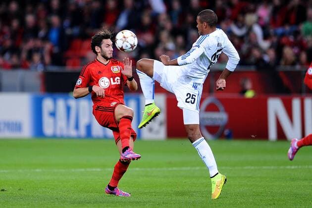 Fußball Champions League Playoff Bayer Leverkusen - FC Kopenhagen am 27.08.2014 in der BayArena in Leverkusen Hakan Calhanoglu ( Leverkusen ), links - Mathias Jorgensen ( Kopenhagen ), rechts