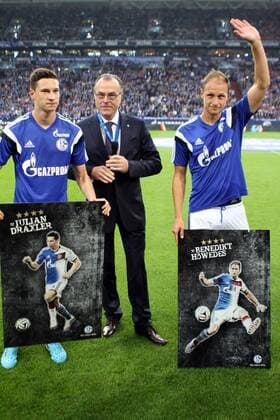 30.08.2014 - Julian Draxler (FC Schalke 04) und Benedikt Höwedes (FC Schalke 04) neben dem Aufsichtsratsvorsitzenden Clemens Tönnies beim BL-Spiel (Saison 2013 14) FC Schalke 04