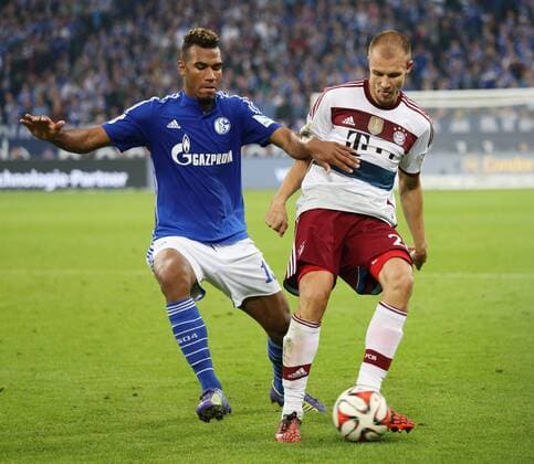 Gelsenkirchen, Fussball Männer, 1.Bundesliga, Saison 2014 2015, Spieltag 2, FC Schalke 04 vs FC Bayern München, 30.08.2014, Veltinsarena Gelsenkirchen, Eric Maxim Choupo-Moting, S04, Holger Badstuber, Aktion,
