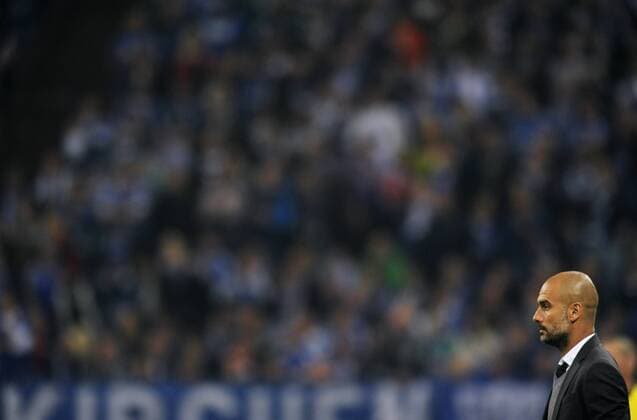 Fussball, Bundesliga, Deutschland, Herren, Saison 2014 2015, 2. Spieltag, VELTINS Arena Gelsenkirchen: FC Schalke 04, S04 (blau) - FC Bayern München, FCB (weiss) 1:1; Trainer Josep Pep Guardiola (FCB). Aktion, Einzelbild.