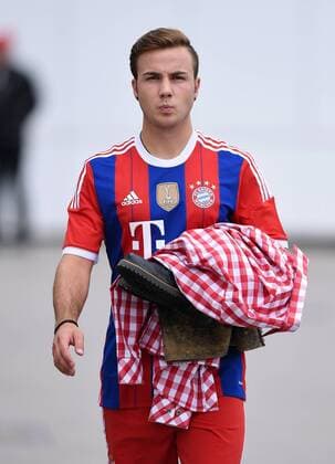 Bilder des Tages - SPORT Fussball 1. Bundesliga Saison 2014 2015 31.08.2014 Fototermin FC Bayern München in Lederhosen: Mario Goetze mit Trachtenhemd und Lederhose in der Hand 