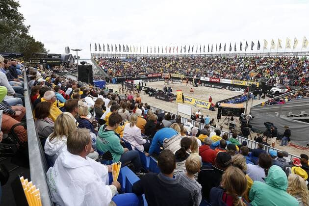 Deutsche Meisterschaft Beachvolleyball, - Centre Court mit Fans xHOCHxZWEIx