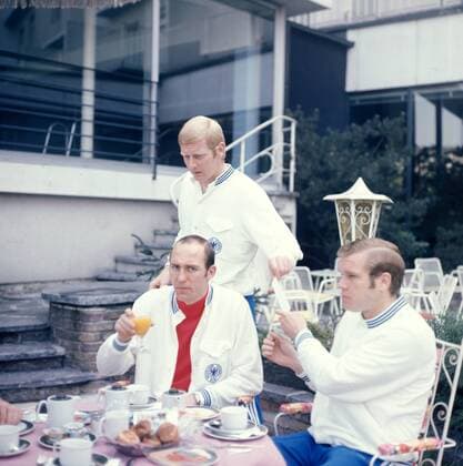 V.li.: Willi Schulz (vorn), Karl Heinz Schnellinger und Klaus Dieter Sieloff (alle BR Deutschland)