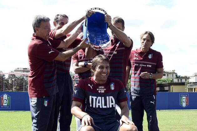 Coverciano (Fi) 01 09 2014 - Italienische Nationalmannschaft, Training: Antonio Conte ice bucket 