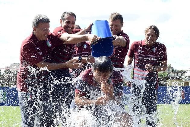 Coverciano (Fi) 01 09 2014 - Italienische Nationalmannschaft, Training: Antonio Conte ice bucket 