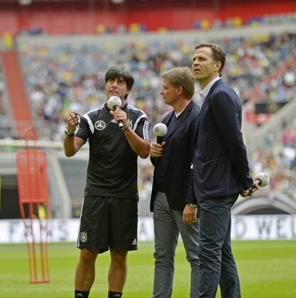 01.09.2014, Fussball Deutsche Nationalmannschaft, Öffentliches Training vor dem Spiel gegen Argentinien, in der ESPRIT-Arena Düsseldorf. Bundestrainer Joachim Löw (li, Deutschland) hält eine Rede an das jubelnde Publikum. re: Manager Oliver Bierhoff (Deutschland). 