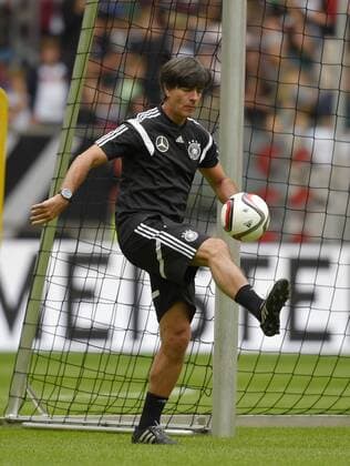 01.09.2014, Fussball Deutsche Nationalmannschaft, Öffentliches Training vor dem Spiel gegen Argentinien, in der ESPRIT-Arena Düsseldorf. Bundestrainer Joachim Löw (Deutschland) jongliert den Ball. 