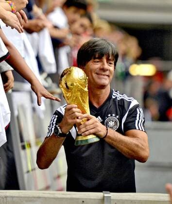 01.09.2014, Fussball Deutsche Nationalmannschaft, Öffentliches Training vor dem Spiel gegen Argentinien, in der ESPRIT-Arena Düsseldorf. Bundestrainer Joachim Löw (Deutschland) präsentiert stolz den WM-Pokal den Fans, die gierig die Hände danach strecken damit sie ihn einmal im Leben berühren dürfen. 
