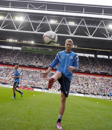 01.09.2014, Fussball Deutsche Nationalmannschaft, Öffentliches Training vor dem Spiel gegen Argentinien, in der ESPRIT-Arena Düsseldorf. Andre Schürrle (Deutschland) kickt nach dem Training einen Ball ins Publikum. 