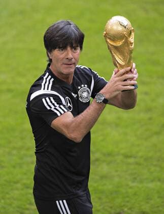Düsseldorf, 01.09.2014, ESPRIT Arena Trainer Joachim Löw (Deutschland) mit einer Kopie des WM Pokals Deutschland - Training mm