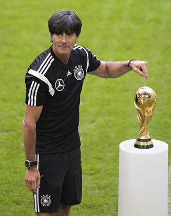 Düsseldorf, 01.09.2014, ESPRIT Arena Trainer Joachim Löw (Deutschland) mit einer Kopie des WM Pokals Deutschland - Training mm
