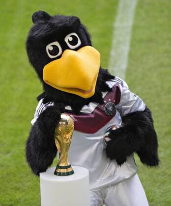 Düsseldorf, 01.09.2014, ESPRIT Arena Maskottchen Paule mit einer Kopie des WM Pokals Deutschland - Training mm