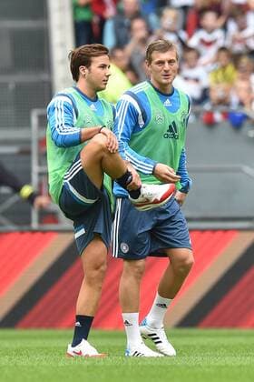 Fußball Training der deutschen Nationalmannschaft am 01.09.2014 in der Esprit arena in Düsseldorf Mario Götze, , links - Toni Kroos, rechts