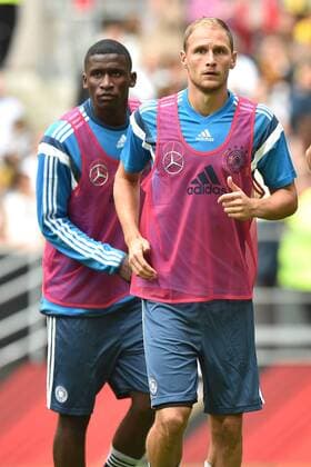Fußball Training der deutschen Nationalmannschaft am 01.09.2014 in der Esprit arena in Düsseldorf Benedikt Höwedes ( Deutschland ), vorne - Antonio Rüdiger ( Deutschland ), hinten