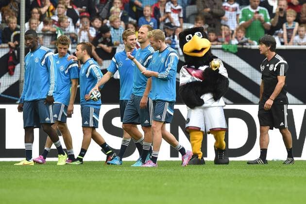 Fußball Training der deutschen Nationalmannschaft am 01.09.2014 in der Esprit arena in Düsseldorf Spieler und Paule ( Maskottchen DFB ) mit dem FIFA WM-Pokal auf der Ehrenrunde