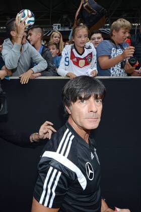Deutschland Training --- Fussball --- International --- 01.09.2014 Joachim Jogi Löw, Loew (Trainer Deutschland), im Hintergrund Fans, Anhänger, Anhaenger, Zuschauer, Groupies, Autogrammjäger, Autogrammjaeger, halbe Figur