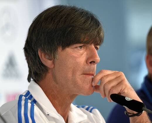 02.09.2014, Fussball Deutsche Nationalmannschaft, Pressekonferenz vor dem Spiel gegen Argentinien, in der Mercedes-Benz-Niederlassung Düsseldorf. Bundestrainer Joachim Löw (Deutschland) vor den versammelten Journalisten. 