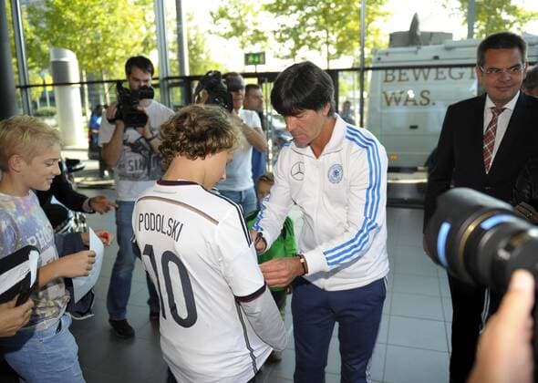 02.09.2014, Fussball Deutsche Nationalmannschaft, Pressekonferenz vor dem Spiel gegen Argentinien, in der Mercedes-Benz-Niederlassung Düsseldorf. Bundestrainer Joachim Löw (Deutschland) gibt wartenden Fans Autogramme aufs Trikot. 